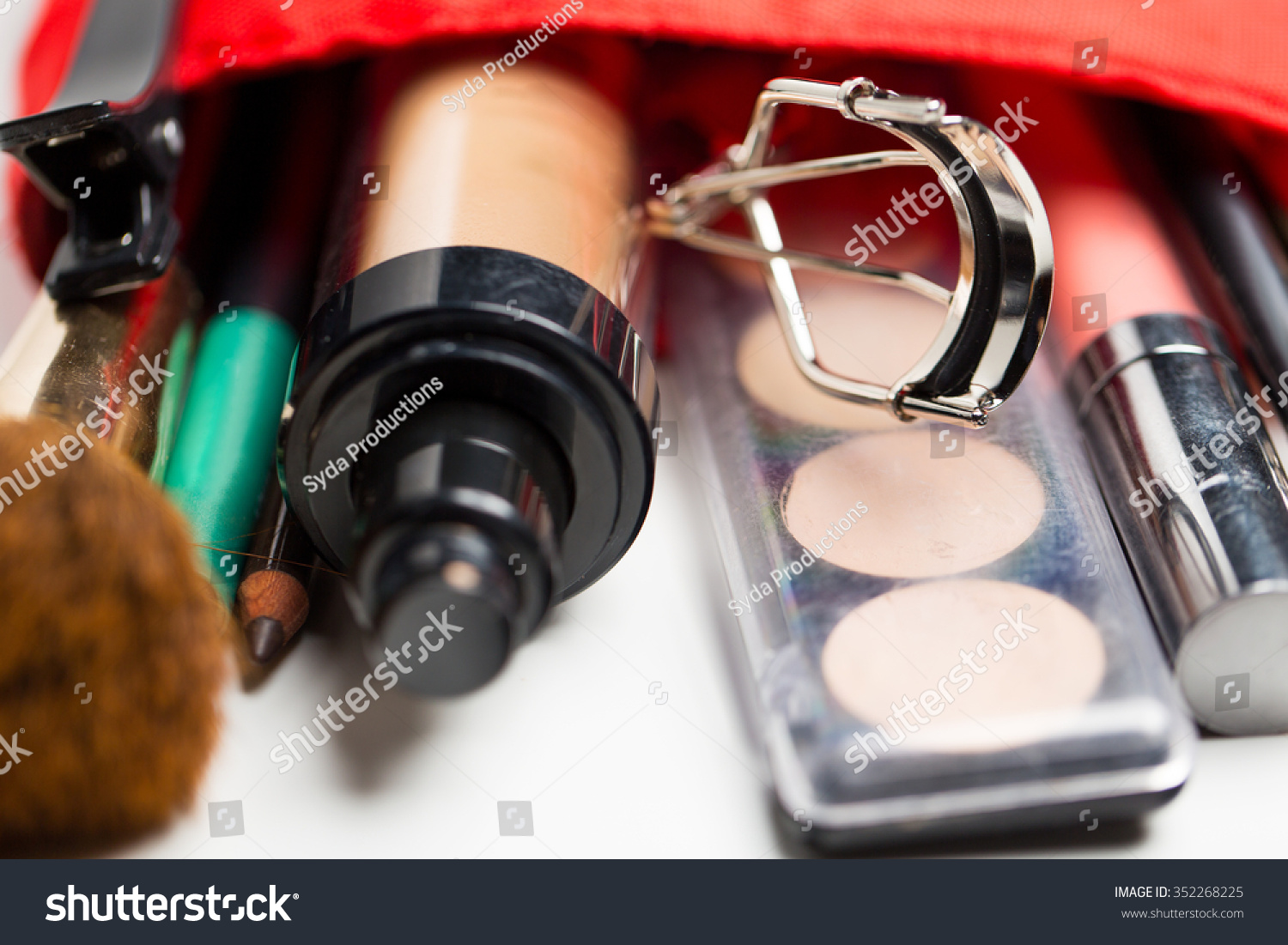 PowerPoint Template: cosmetics-makeup-and-beauty-concept (kmjjnpjjm)