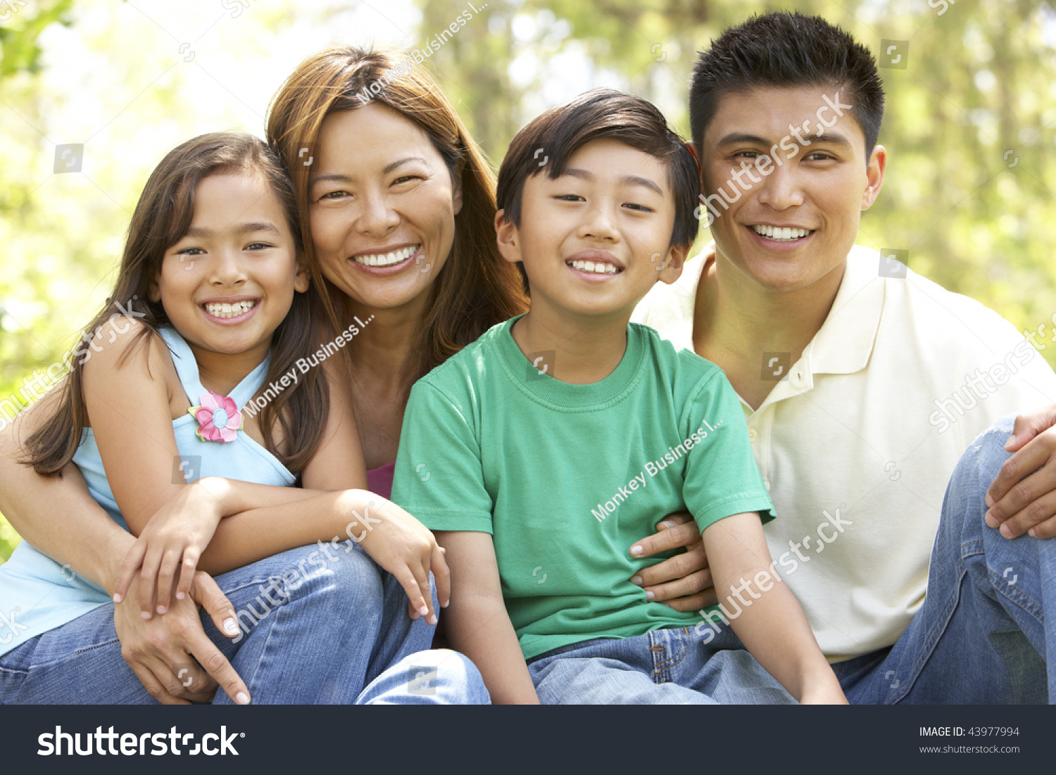 PowerPoint Template: filipino - family enjoying day in park (lkuoouul)