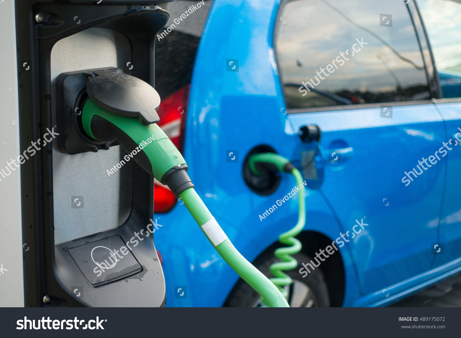 PowerPoint Template: electrical - modern electric car connected (lpuiomhoj)