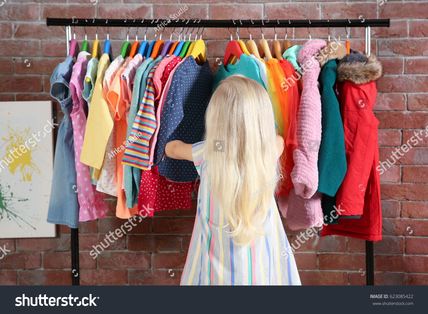 powerpoint-template-clothing-girl-choosing-clothes-in-njkhpmljj